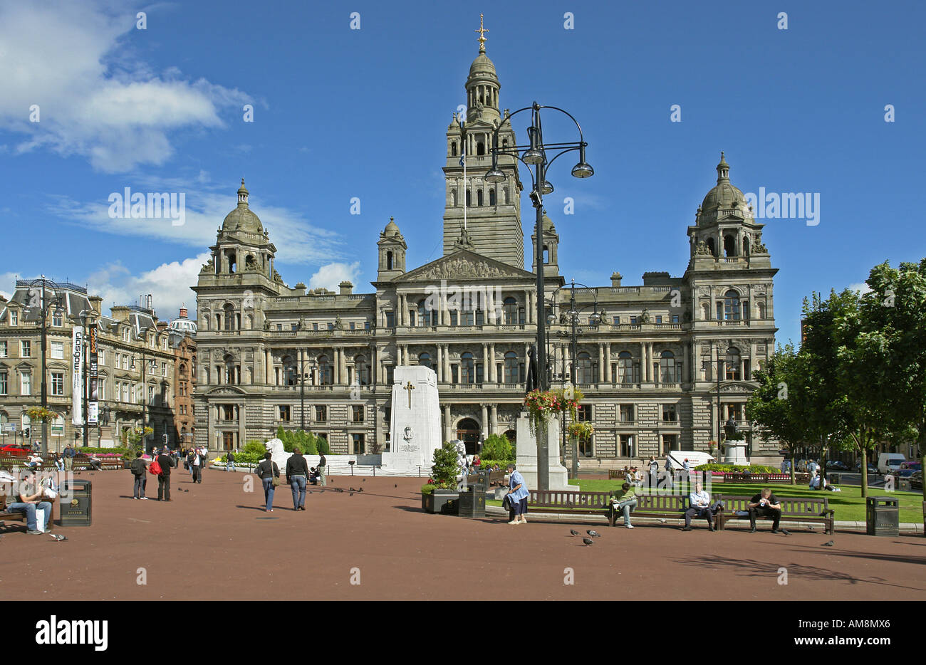 George Square befindet sich im Zentrum von Glasgow mit dem Glasgow City Council Hauptquartier prominent am östlichen Ende des Platzes. Stockfoto