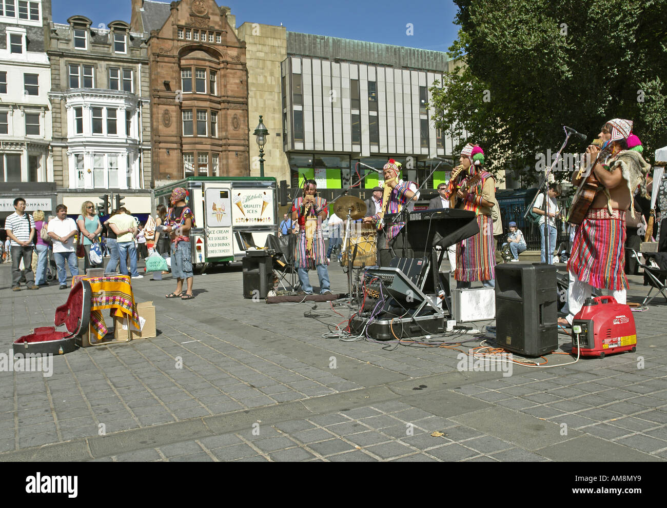 Eine südamerikanische Band unterhält Besucher neben der Royal Scottish Academy in Edinburgh in Edinburgh Fringe Festival Stockfoto