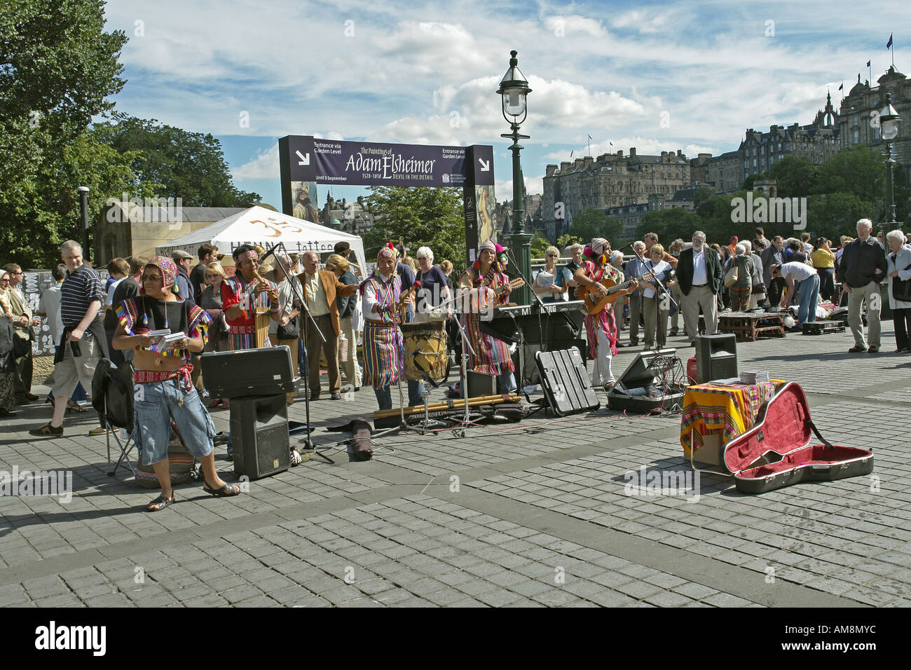 Eine südamerikanische Band unterhält Besucher neben der Royal Scottish Academy in Edinburgh in Edinburgh Fringe Festival Stockfoto