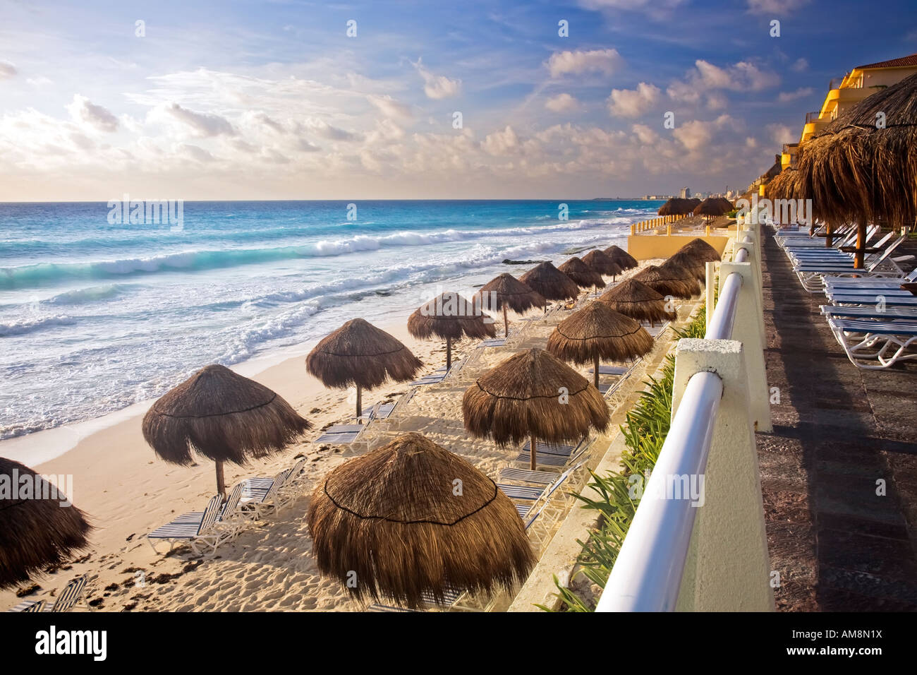 Das türkisfarbene Wasser und weißen Sandstränden von Cancun auf der Halbinsel Yucatan in Mexiko Quintana Roo Stockfoto