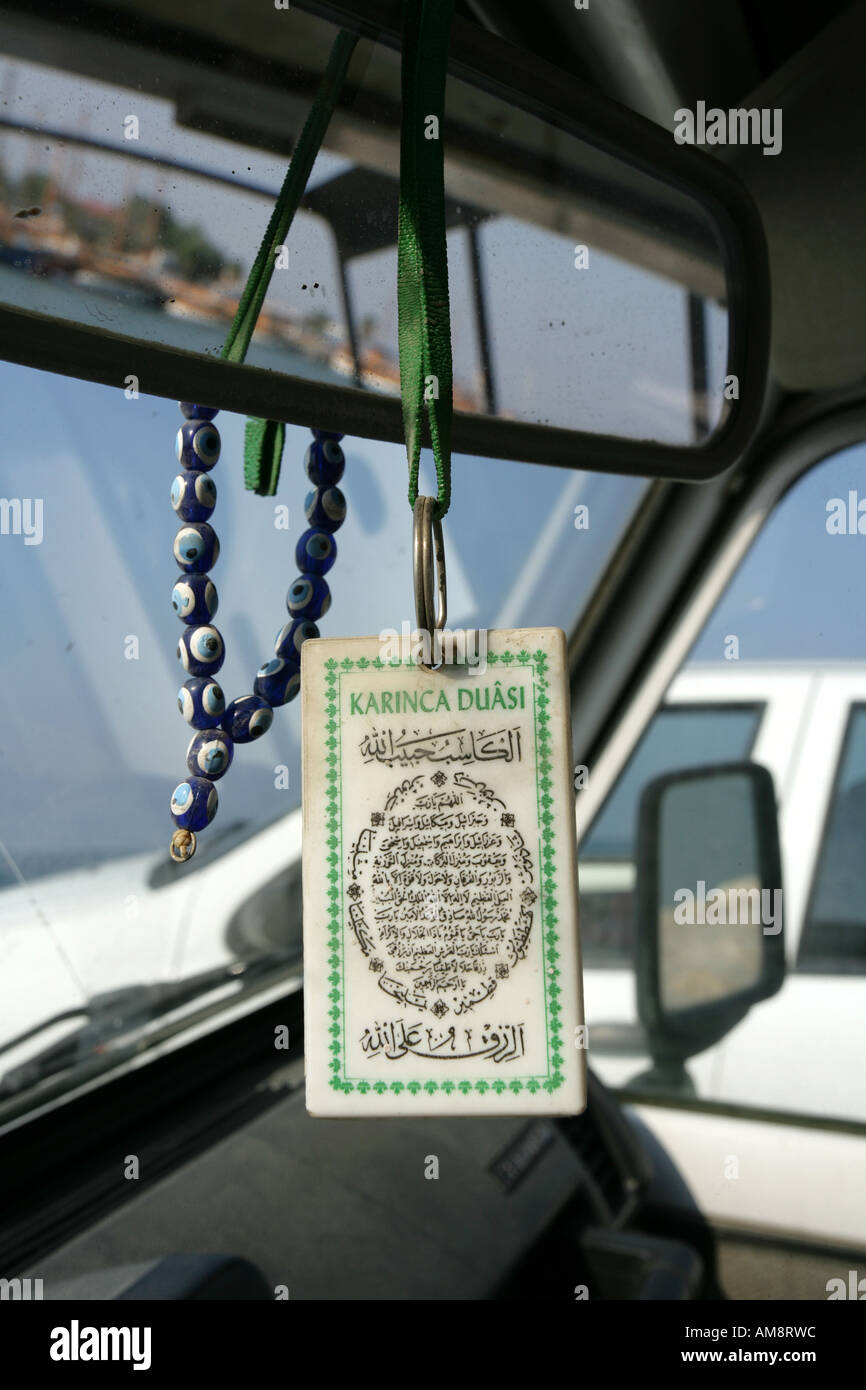 TUR, Türkei, Seite: Türkische Riviera Küste. Glücksbringer in einem Auto, blaue Augen-Kette und Koran-Vers. Stockfoto