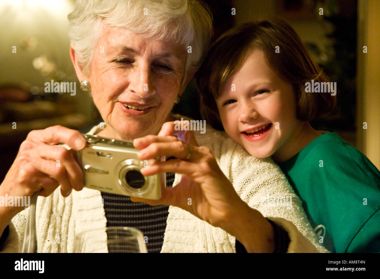Großmutter und Enkelin genießen Sie einen digitalen Point and Shoot Kamera Stockfoto