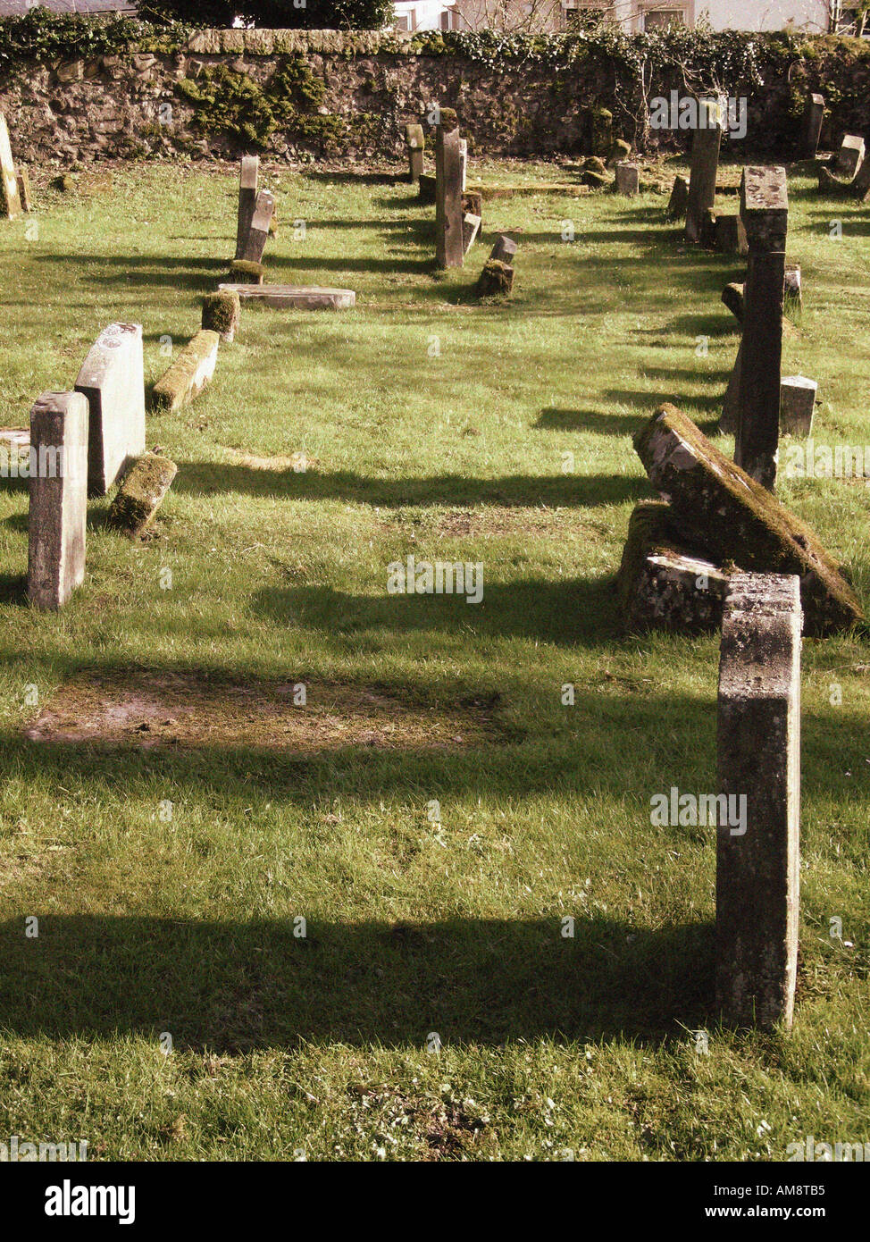 Alter Friedhof in tiefstehende Sonne Stockfoto