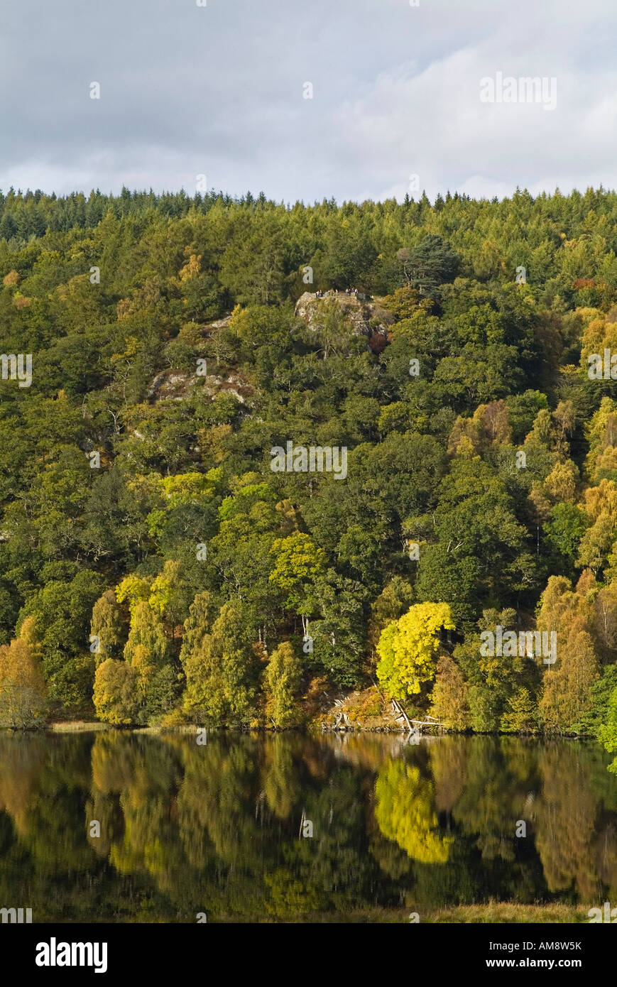 dh Loch Tummel STRATHTUMEL PERTHSHIRE North lochside Queens view Tay Forest Park Shore herbstliches schottland Herbst Stockfoto