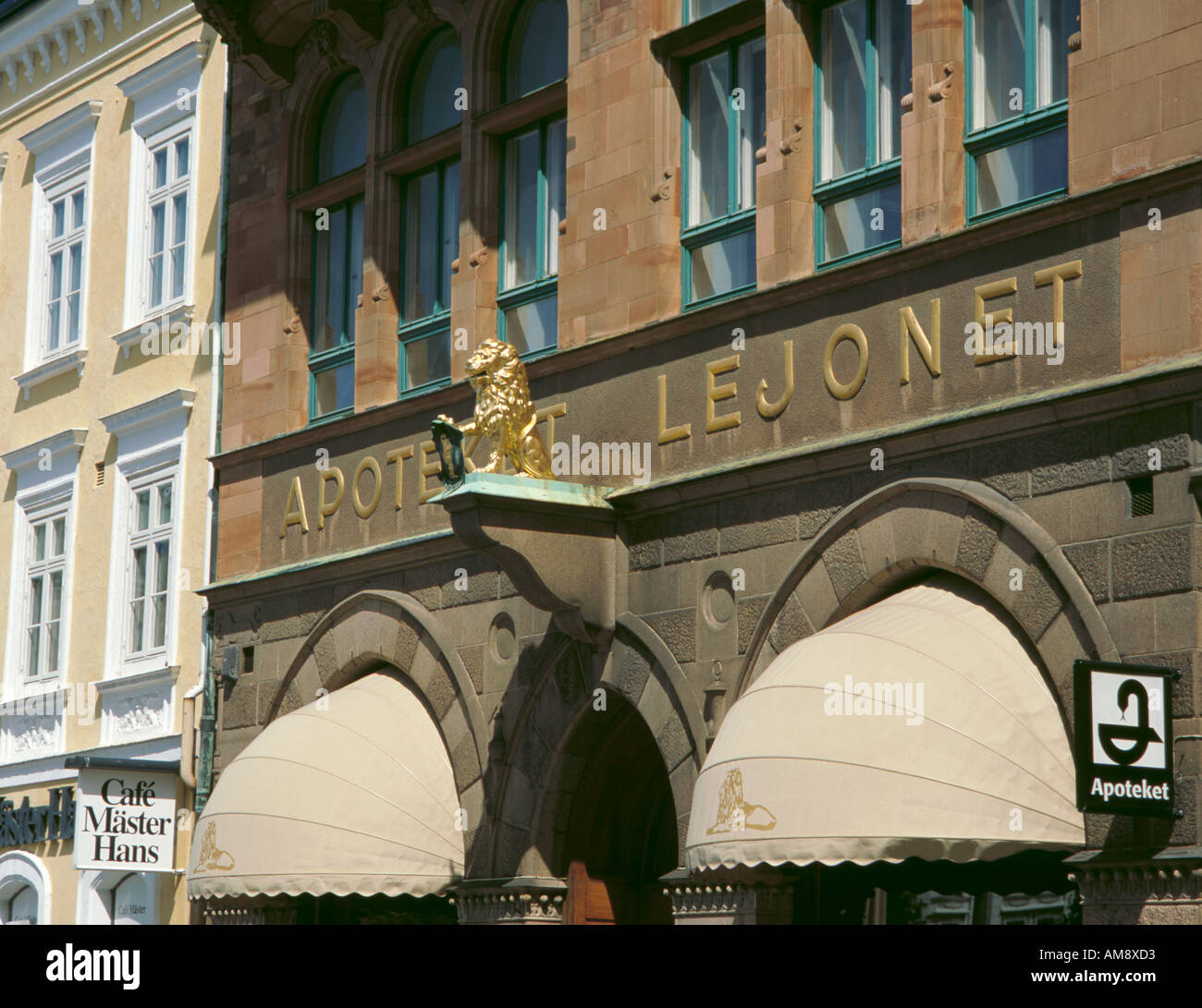 Der goldene Löwe auf Apoteket Lejonet (Löwenapotheke), Stortorget (großer Markt), Malmö, Skåne, Schweden. Stockfoto