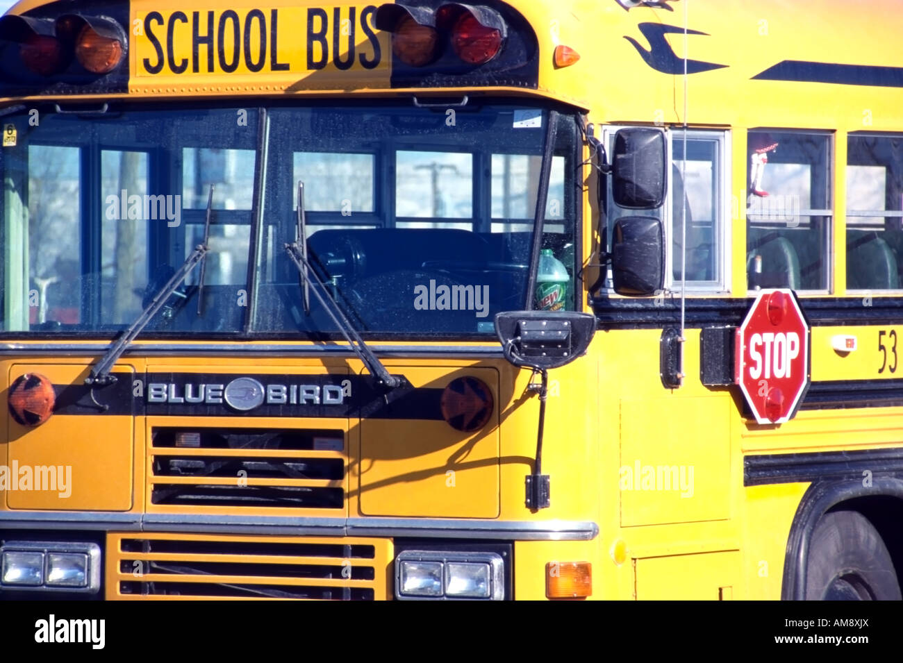 Ein Bild von einem hellen gelb, leer Schulbus. Könnte Konzepte von Schule, Bildung, Kindersicherheit, Kid es Zukunft, etc. zu veranschaulichen. Stockfoto