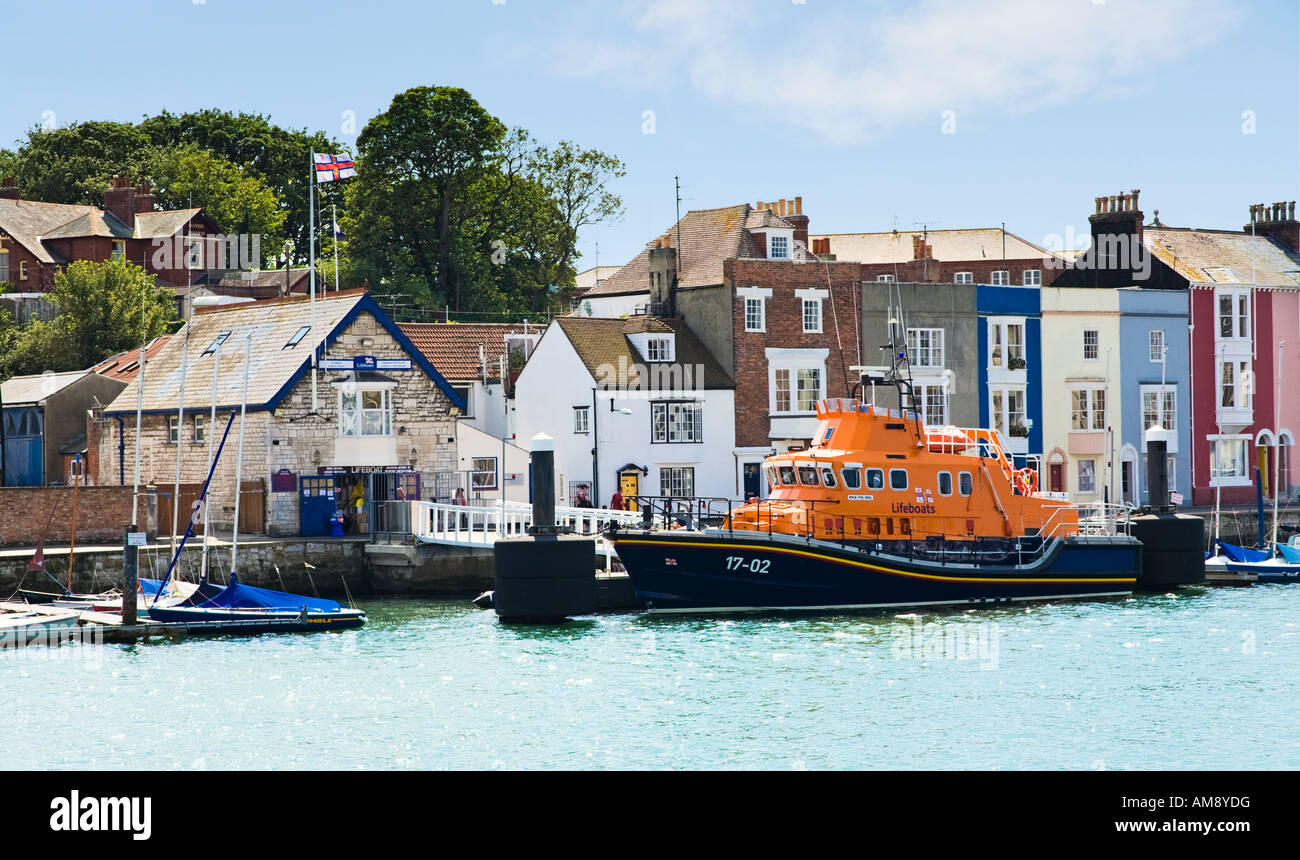 Die RNLI Lifeboat Station und bemalten Häusern in Weymouth Außenhafen, Weymouth, Dorset, Großbritannien Stockfoto