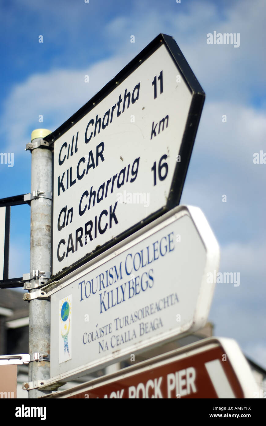Ein Straßenschild im ländlichen Irland. Killybegs ist Irlands größte Fischereihafen. Stockfoto