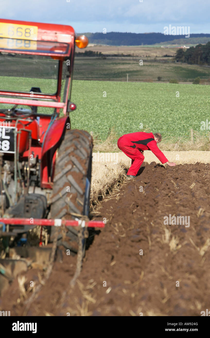 Traktor und Pflüger bei den 2007 schottischen Pflügen Championships statt auf wesentlich Farm, Balmullo, St Andrews, Fife, Schottland, UK Stockfoto