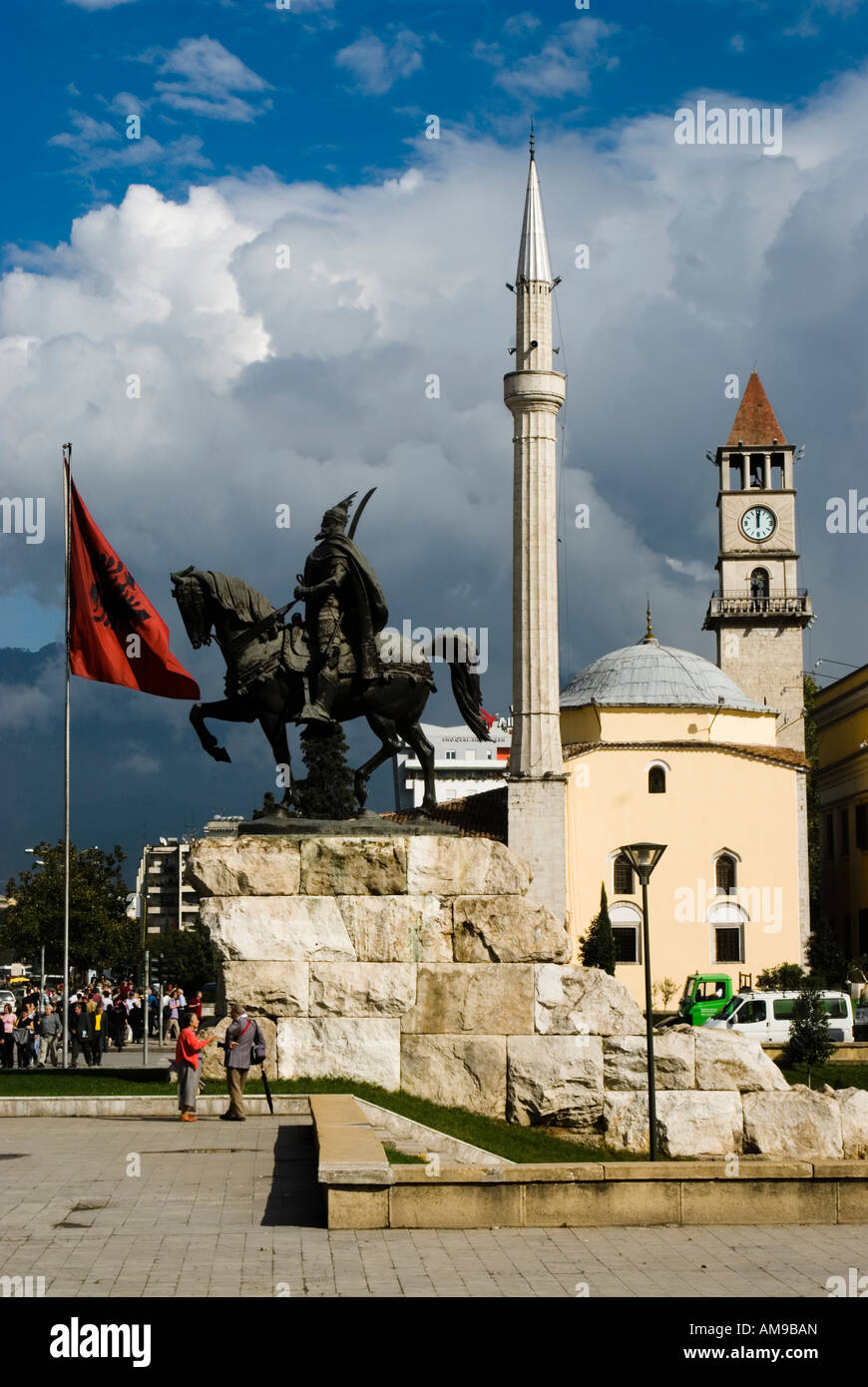 Skanderbeg-Platz mit Ethem Bey-Moschee im Hintergrund.  Tirana, Albanien Stockfoto