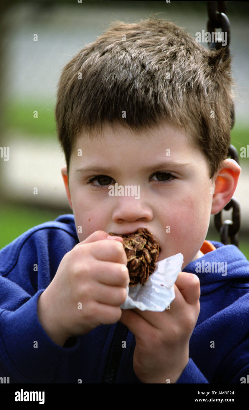 junge ungesunde Schokolade Kuchen essen. Stockfoto