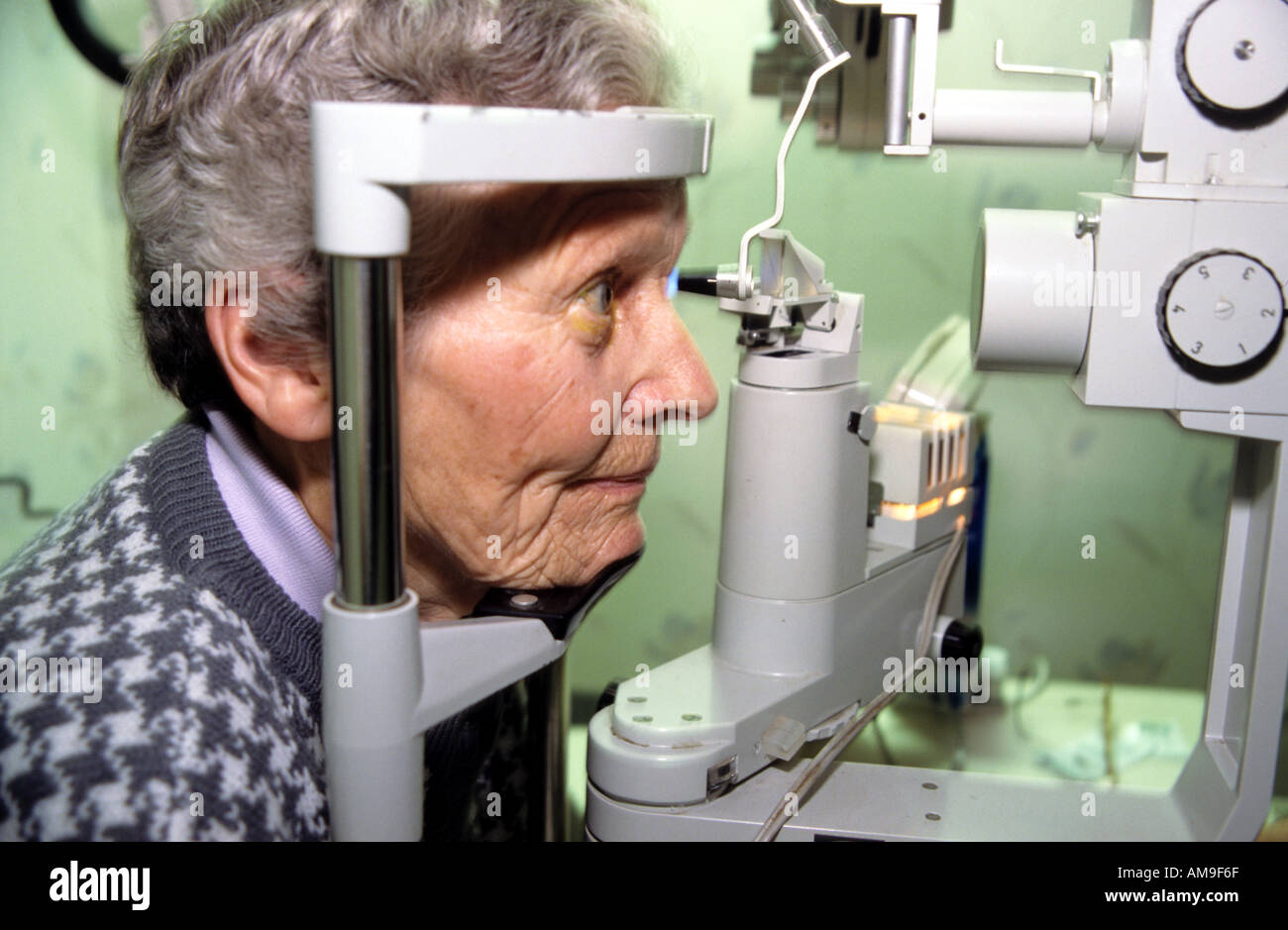 ältere Dame mit einem Glaukom-test Stockfoto