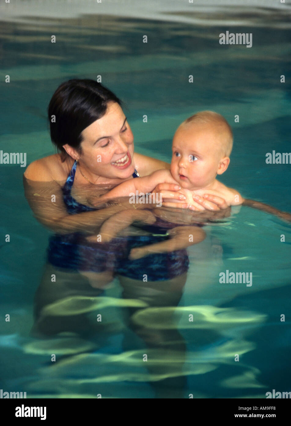 Mama immer Baby verwendet, um bei Hydrotherapie-Pool Wasser Stockfoto