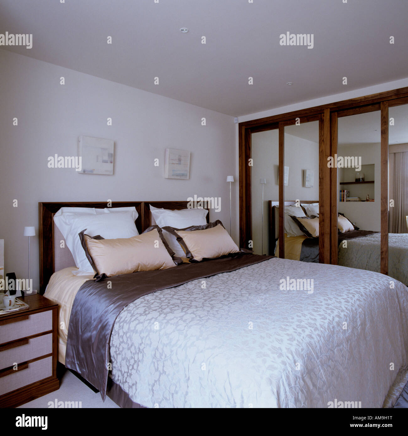 Doppelbett und verspiegelte Schränke in Luxus Ferienwohnung in London Stockfoto