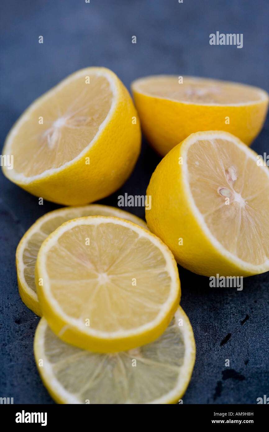Zitronen-Hälften und Scheiben in Nahaufnahme detail Stockfoto