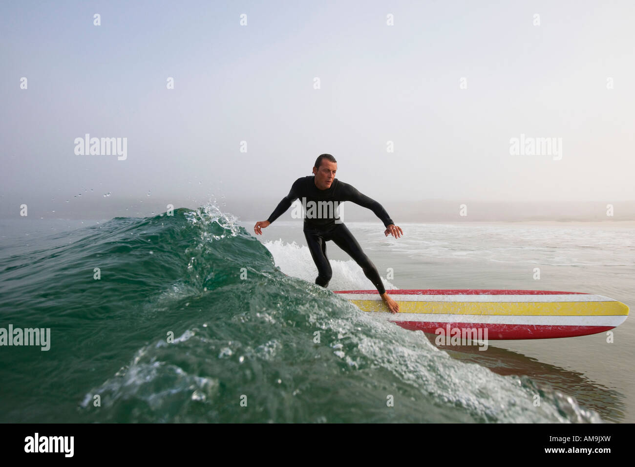 Mann eine Welle zu surfen. Stockfoto
