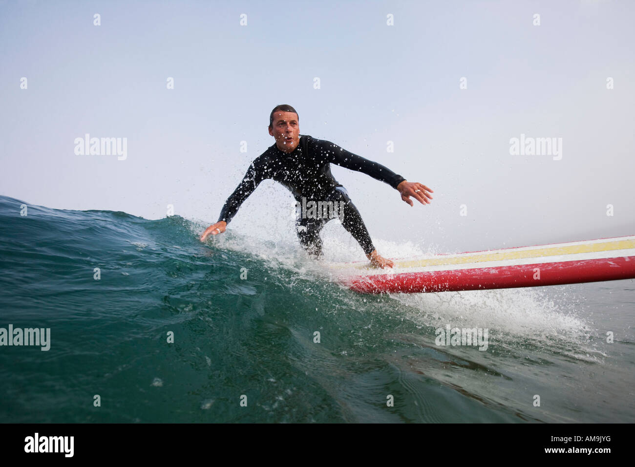 Mann eine Welle zu surfen. Stockfoto