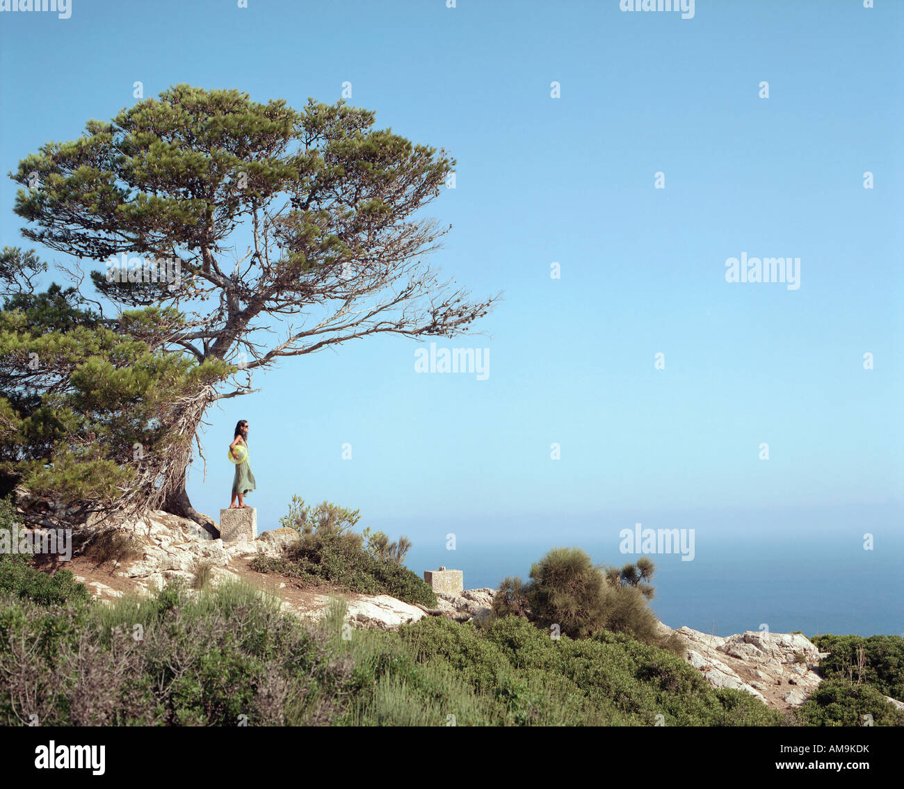 Frau stehend auf einer Zement-Block, Blick auf das Meer. Stockfoto