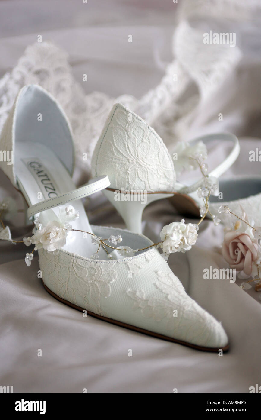 Ein Porträt von ein paar weiße Damen Hochzeit Schuhe in einem Stillleben Bild hier zu sehen. Stockfoto