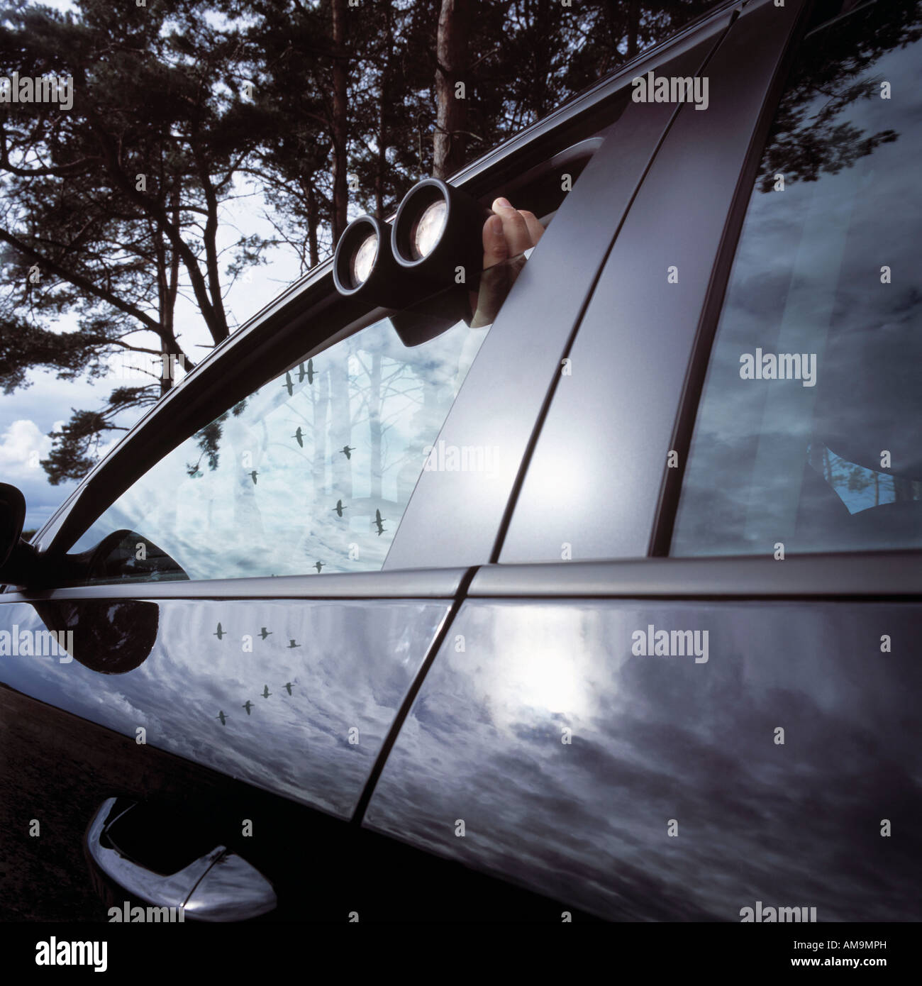 Mann mit dem Fernglas durch Autofenster zu spähen. Stockfoto