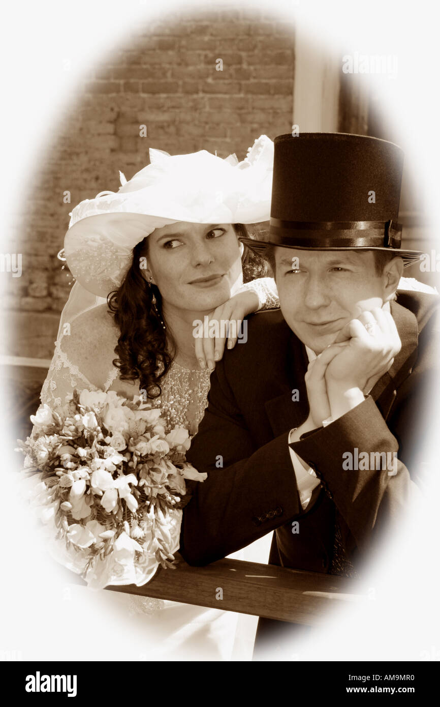 Ein Sepia Foto eine frisch verheiratete Braut und Bräutigam in einem schwarz / weiß Foto hier zu sehen. Stockfoto