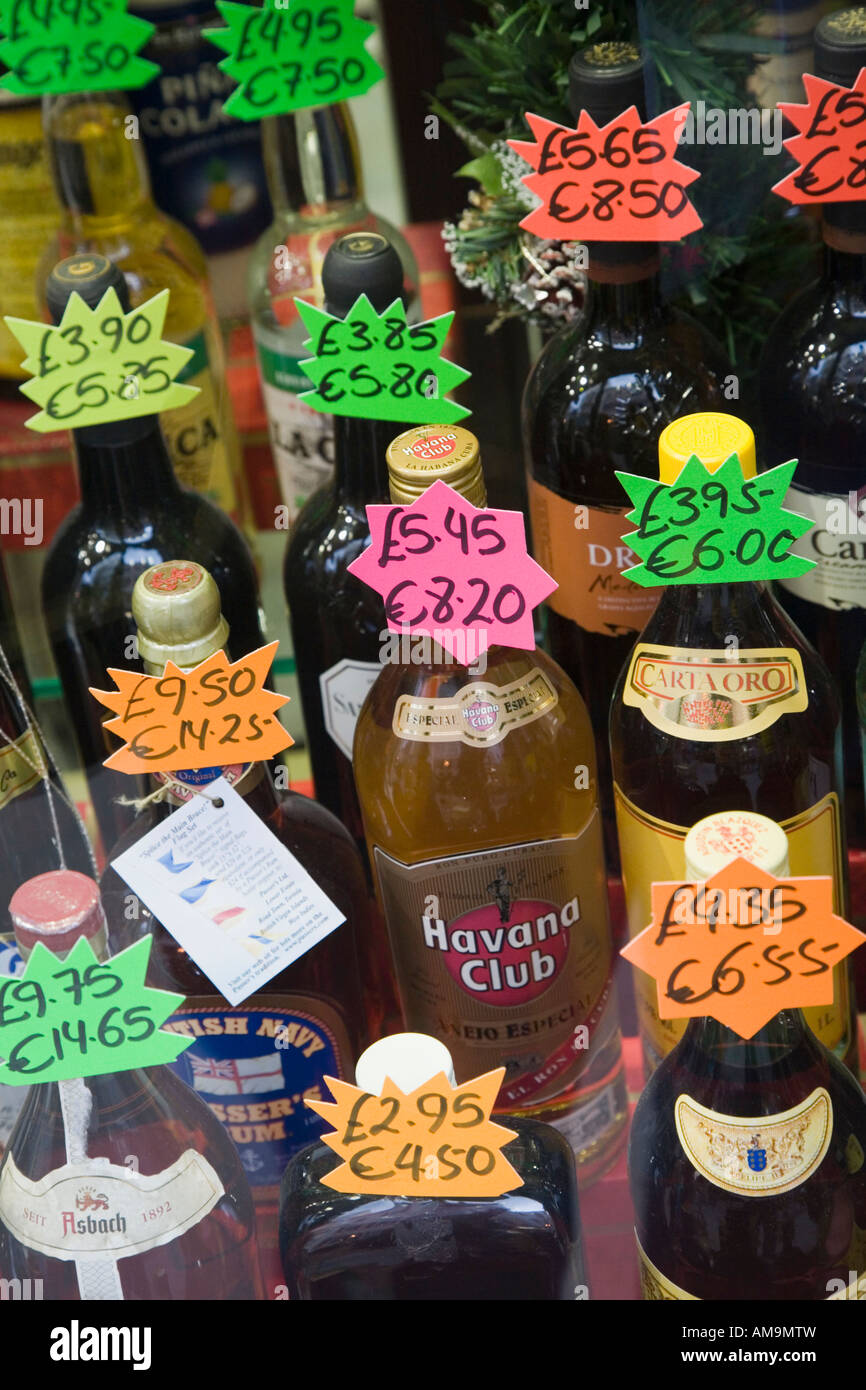 Gibraltar Spirituosenflaschen zollfrei im Schaufenster angezeigt Stockfoto