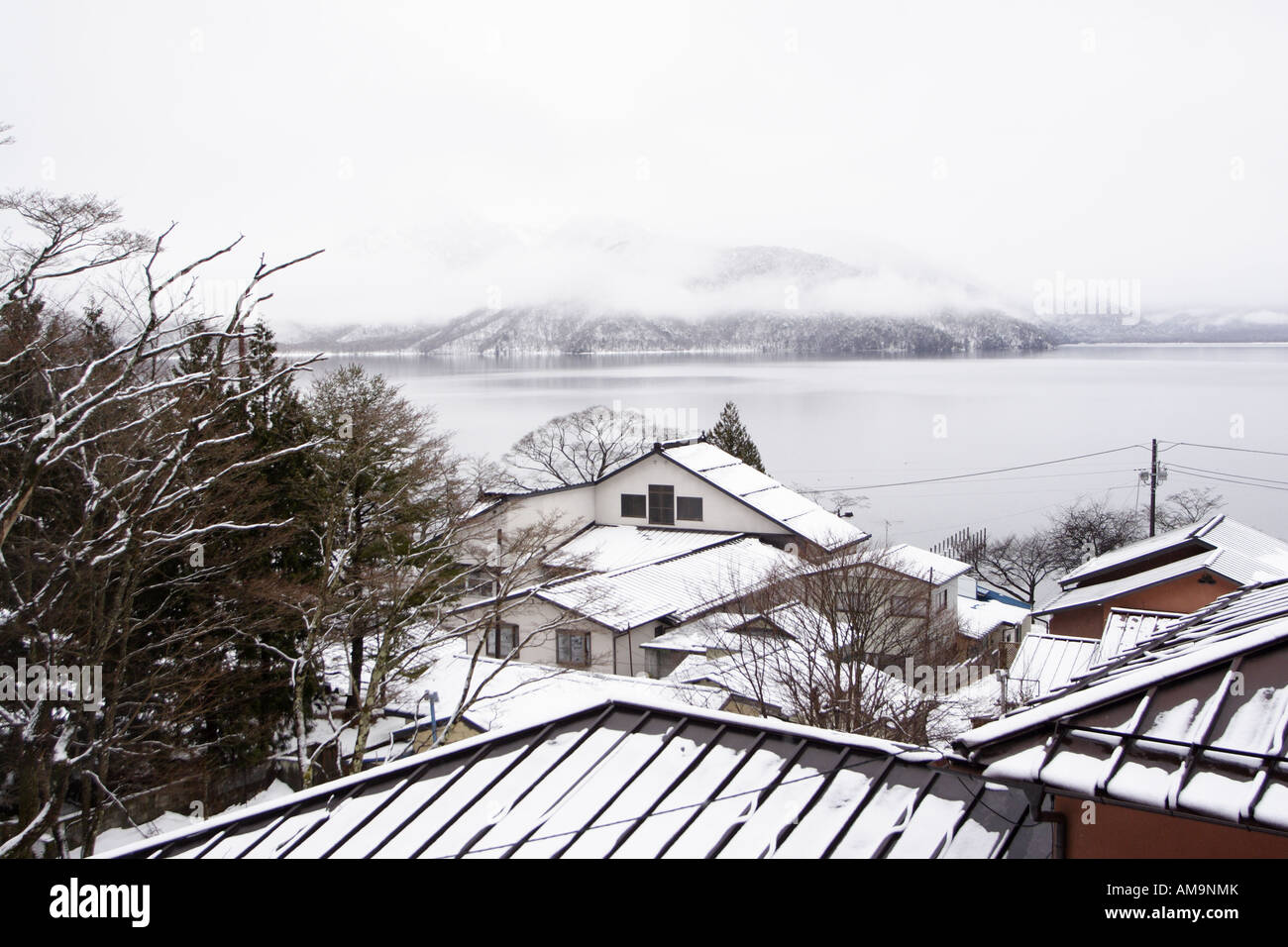 Schnee auf den Dächern der Häuser von Chuzenji ko Lake in der Nähe von Nikko, Japan. Stockfoto