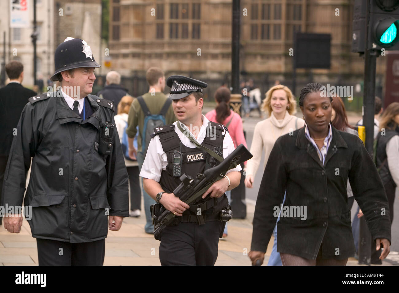 Bewaffnete Polizei außerhalb der Häuser des Parlaments London Stockfoto