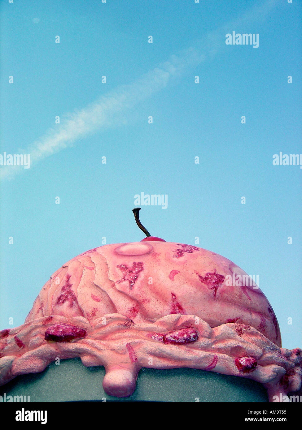Riesige rosa Eistüte gegen einen klaren blauen Himmel Textfreiraum Stockfoto