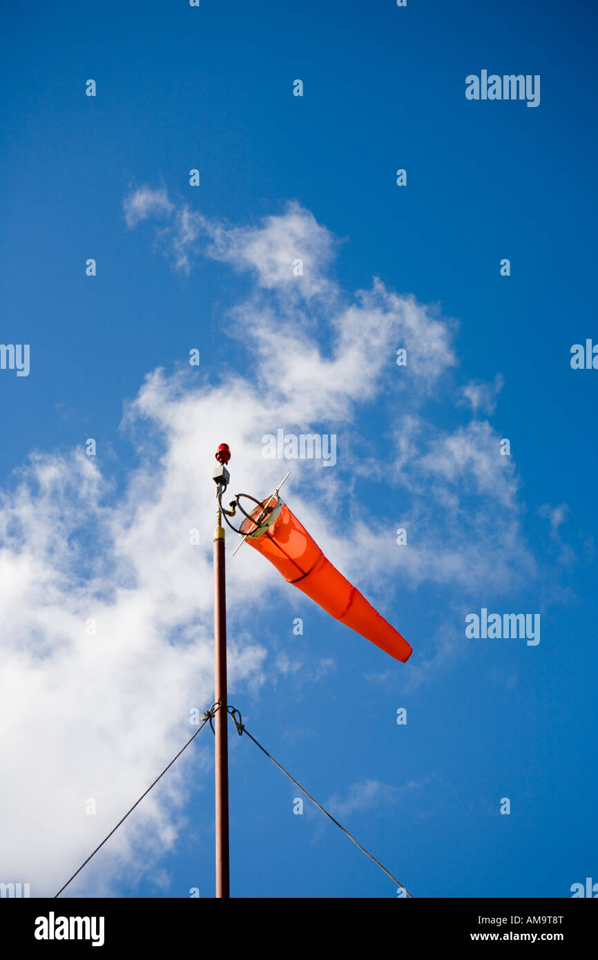 Roten Windsack gegen blauen Himmel und Wolken, Insel von Tobago Karibik Stockfoto