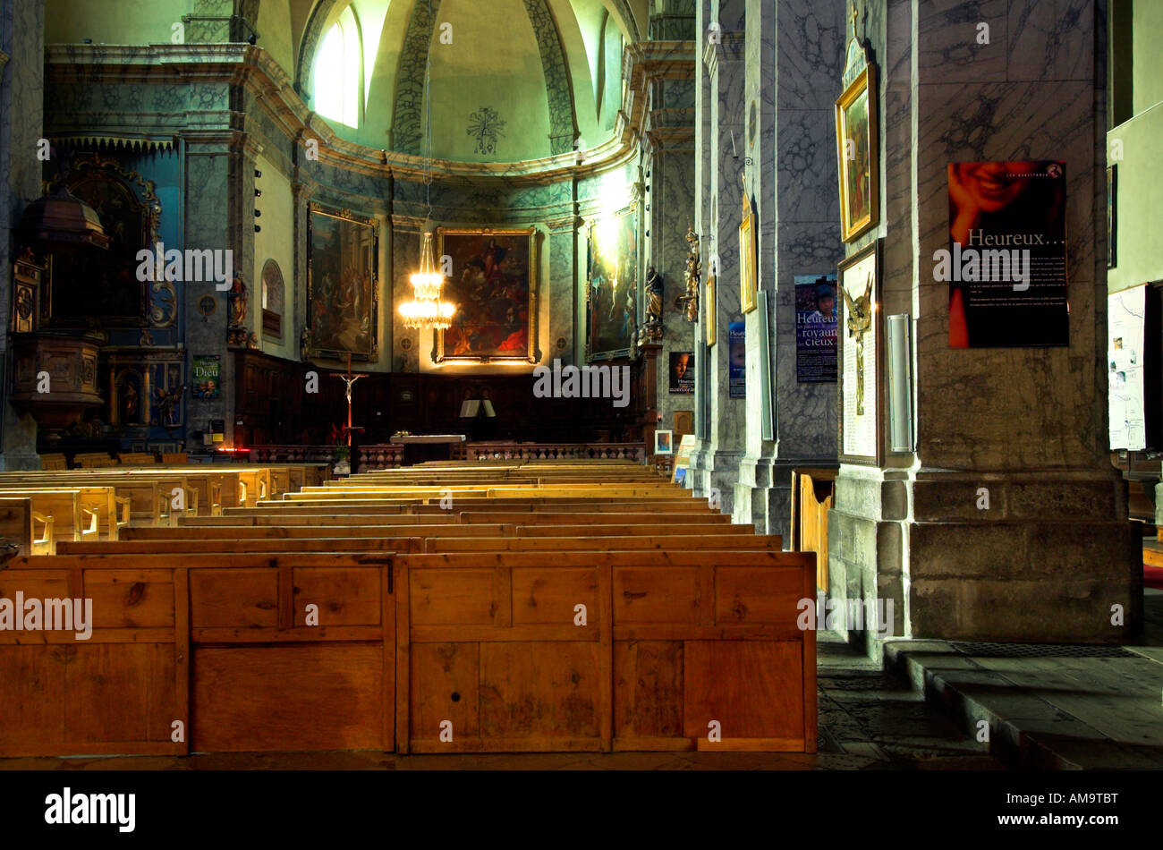Im Inneren der Kathedrale Notre-Dame in Briançon Stockfoto