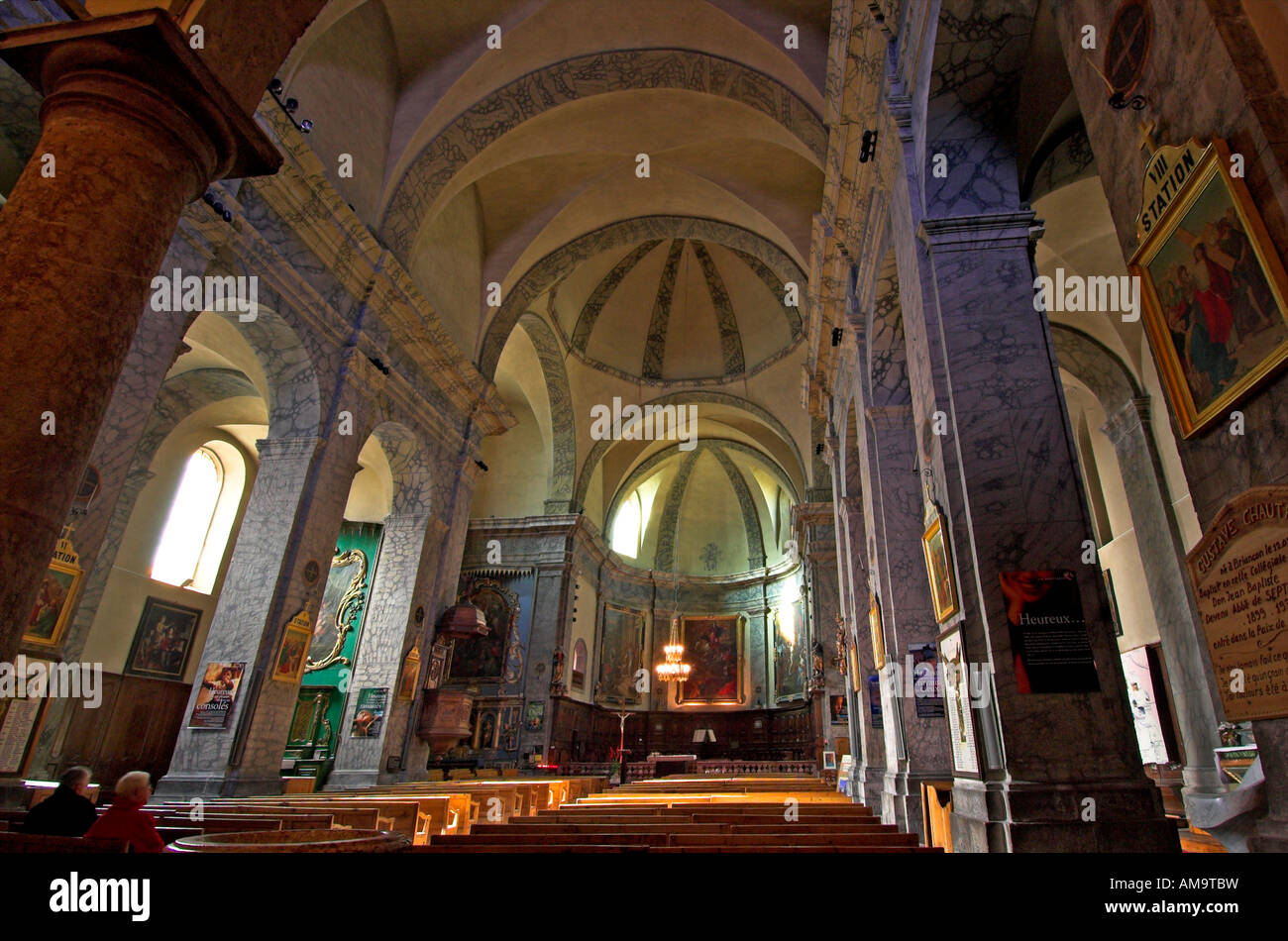 Im Inneren der Kathedrale Notre-Dame in Briançon Stockfoto