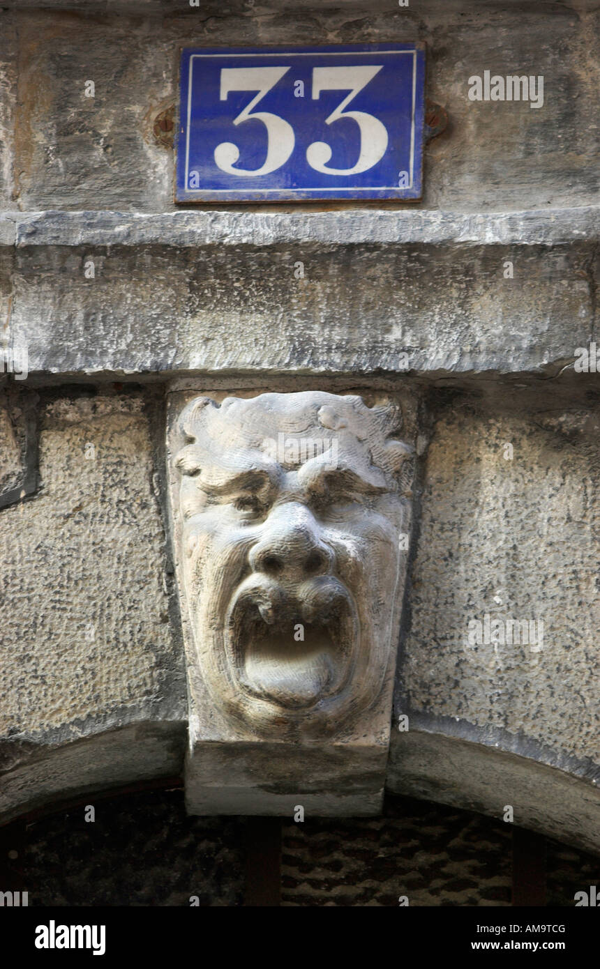 Detail von einem schreienden Gesicht geschnitzt über einen alten Eingang in die schöne französische Stadt Briançon Stockfoto