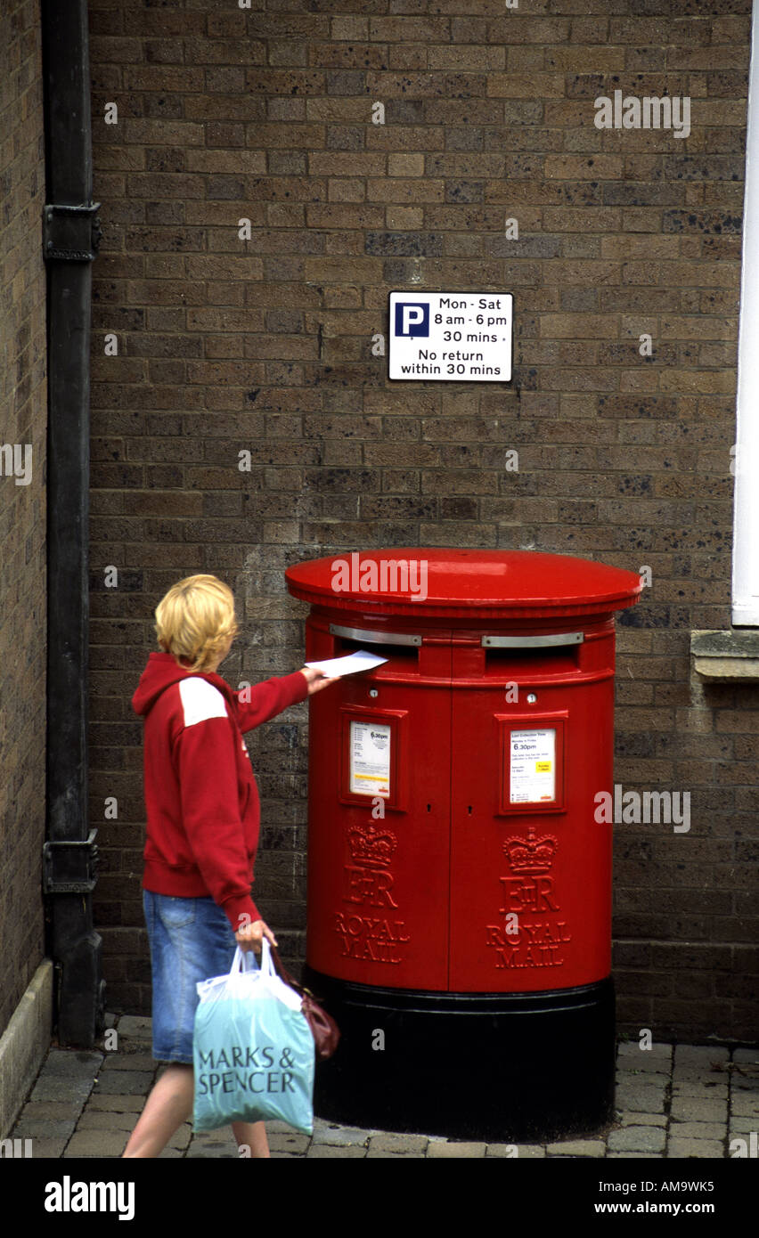 Person Buchung Brief im Doppel Briefkasten, Great Malvern, Worcestershire, England, UK Stockfoto