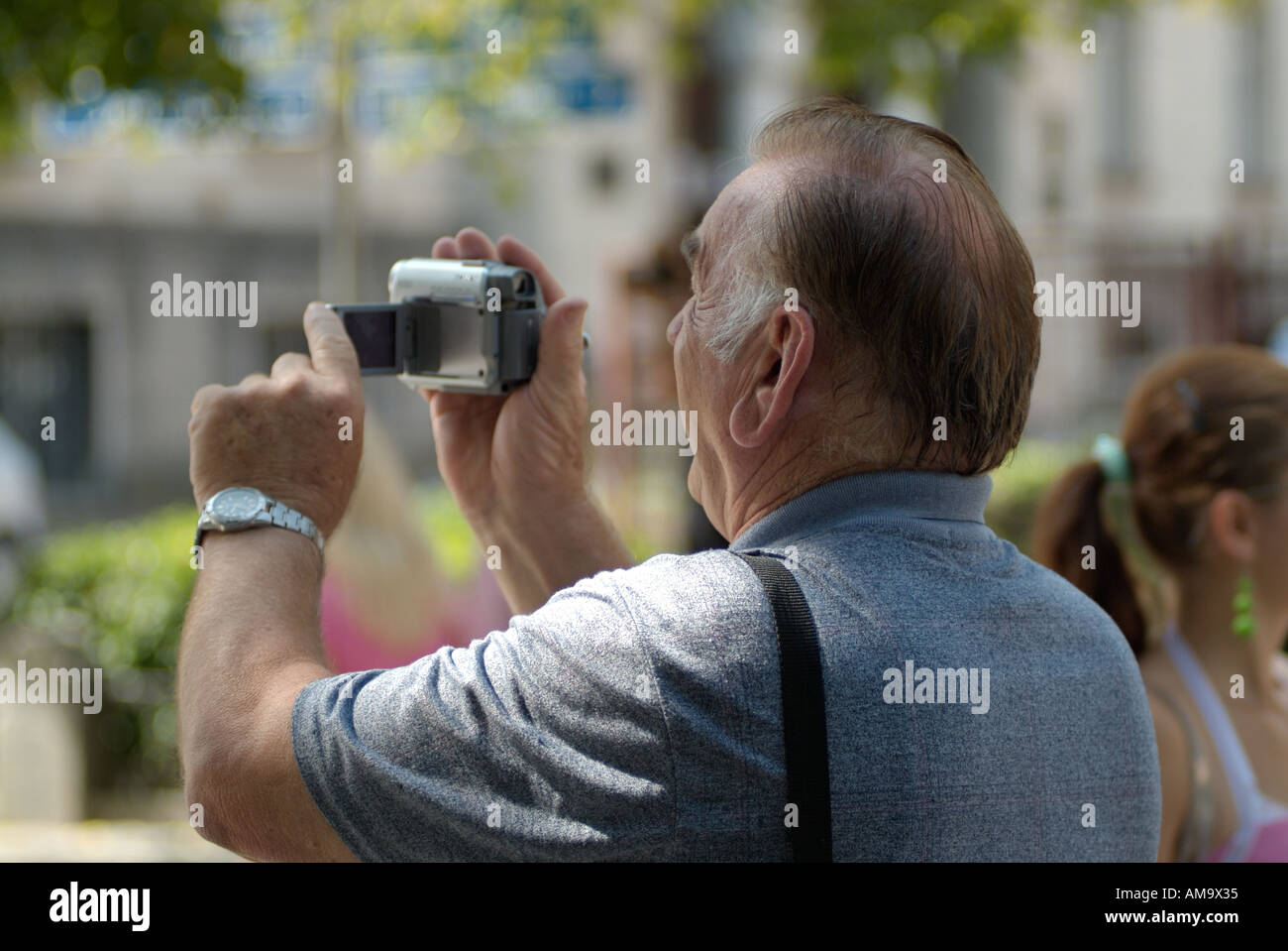 Mann mit einem Camcorder filmt Stockfoto