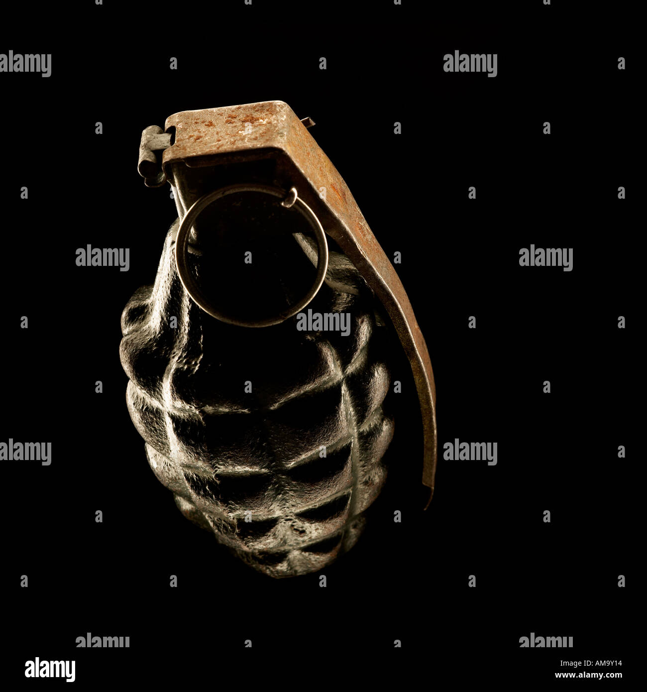 Handgranate vor schwarzem Hintergrund Stockfoto