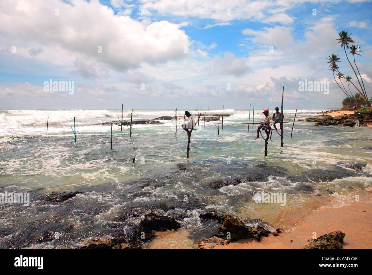 Stelzenfischer in Aktion Ausschalten der Südküste Sri Lankas während der regnerischen Jahreszeit. Stockfoto