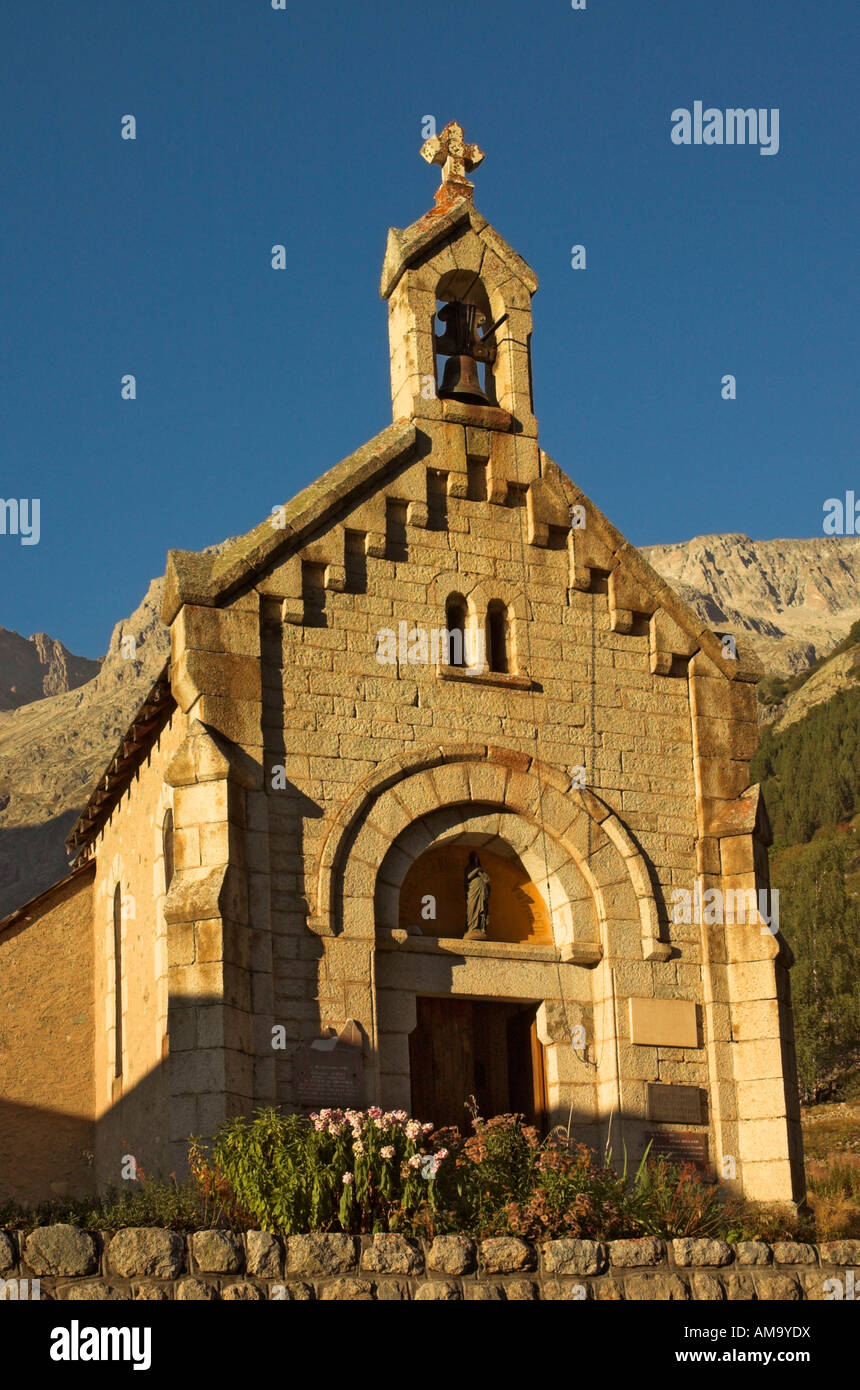 Abendlicht auf die kleine Kirche in Berg Dorf von La Berarde Stockfoto