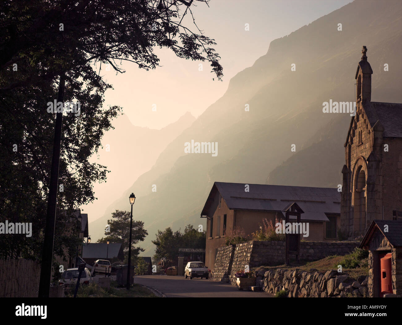 Abendlicht auf die kleine Kirche in Berg Dorf von La Berarde Stockfoto