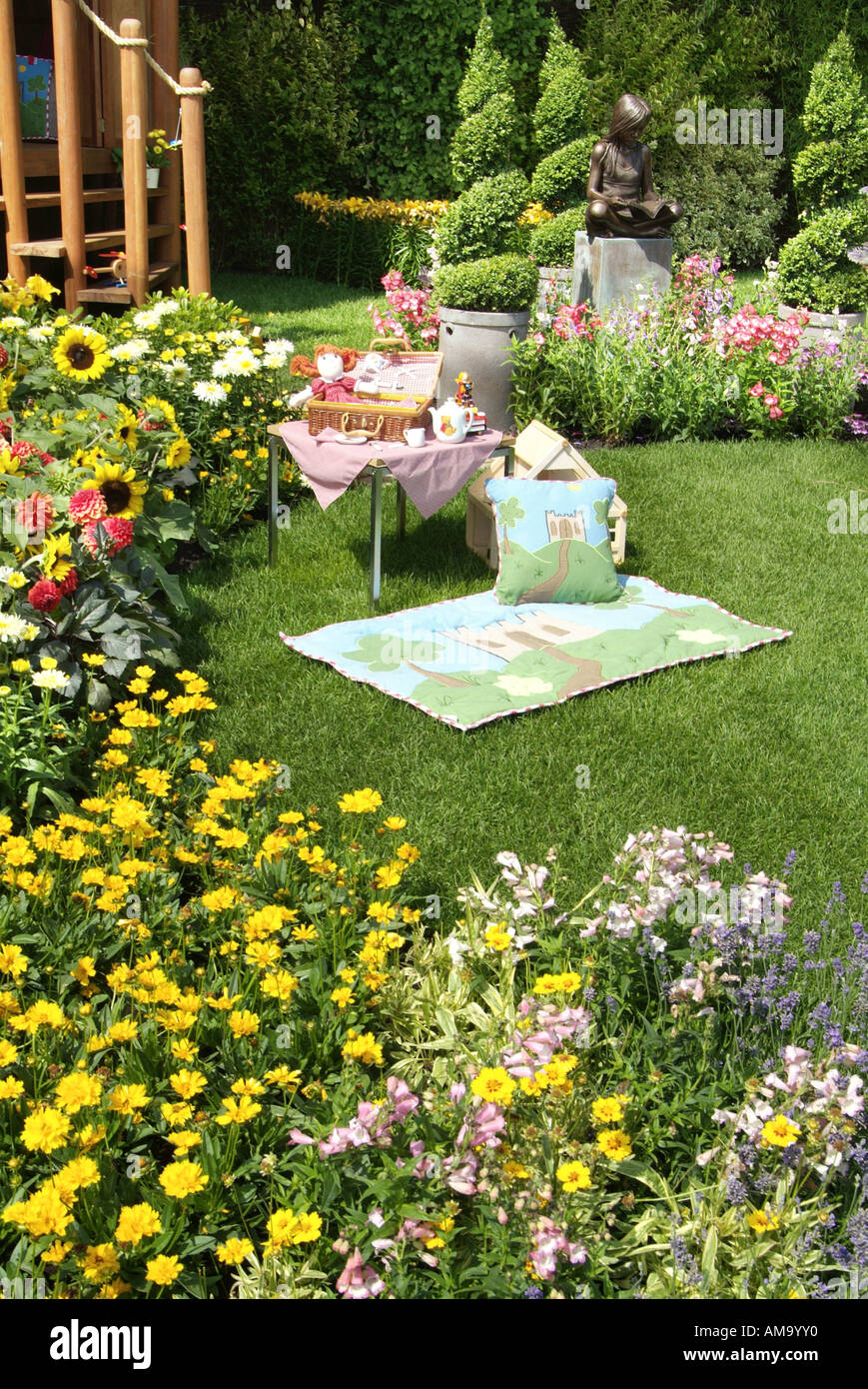 Sommer Haus Stroh ländlichen Garten Tatton Stelzenläufer erhöhten kultiviert wachsen cool Afrika tropische Wüste Insel Oase Ruhe Formschnitt Stockfoto