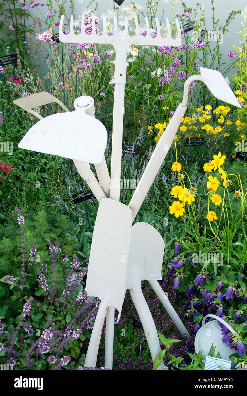 Harke Hacke Spaten Gartenwerkzeug Skulptur gemalten weißen Tatton Park Flower Show Gartenbau abstrakte Kunst Hintergrund Stockfoto