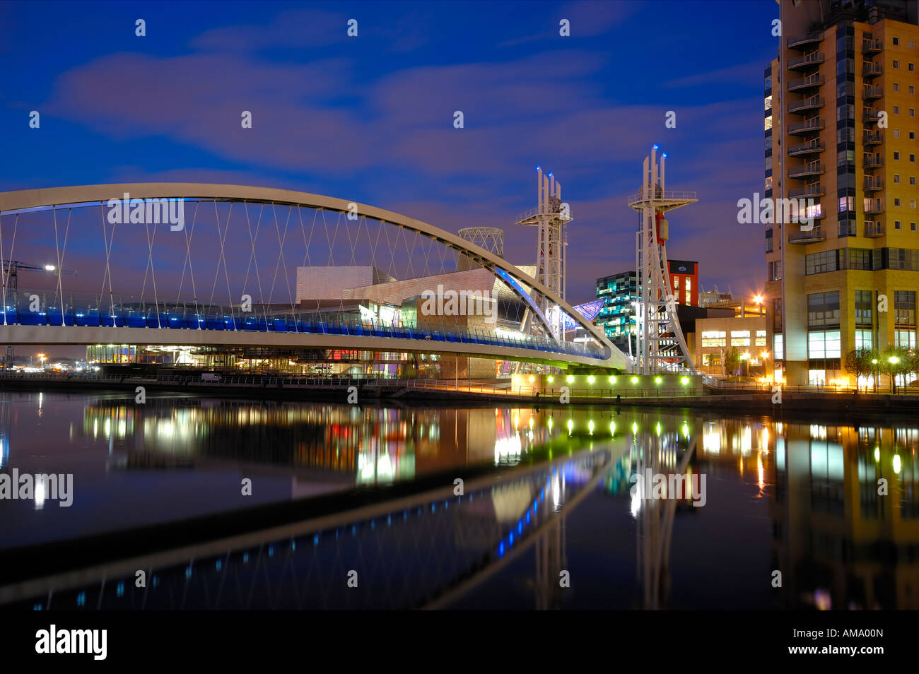 Lowry-Fußgänger-Hängebrücke und Bürohaus Nacht spät Abend Salford Kais Manchester England uk Europa Stockfoto