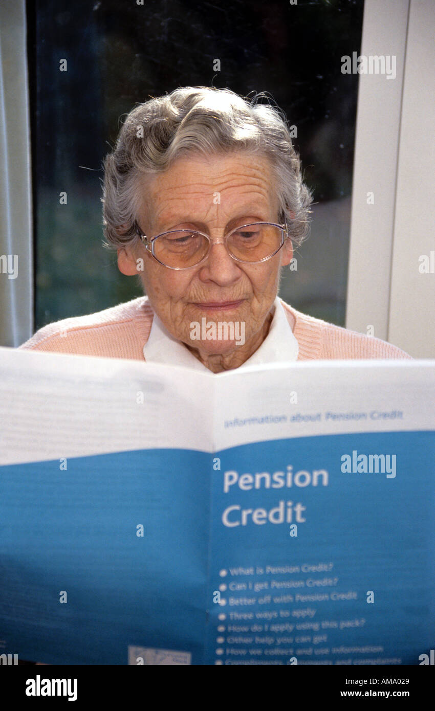 ältere Dame lesen auf Rentengutschrift Stockfoto
