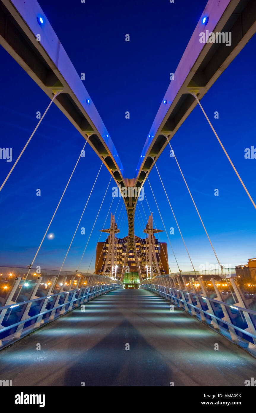 Lowry-Fußgänger-Hängebrücke und Bürohaus Nacht spät Abend Salford Kais Manchester England uk Europa Stockfoto