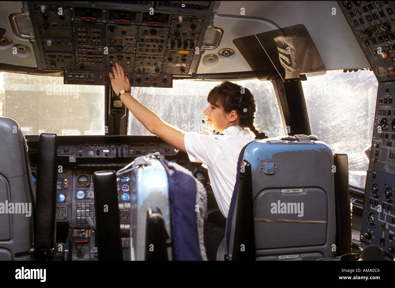 Pilots in cockpit -Fotos und -Bildmaterial in hoher Auflösung – Alamy