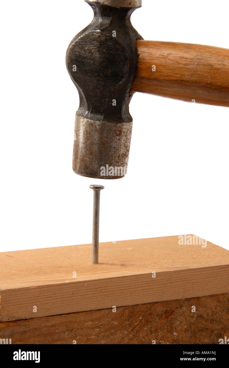 Einen Hammer, einen Nagel ins Holz zu treiben Stockfotografie - Alamy