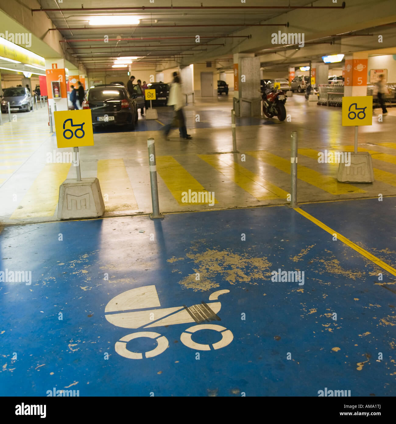 Zone für entladen Kinderwagen im Einkaufszentrum Parkplatz reserviert Stockfoto