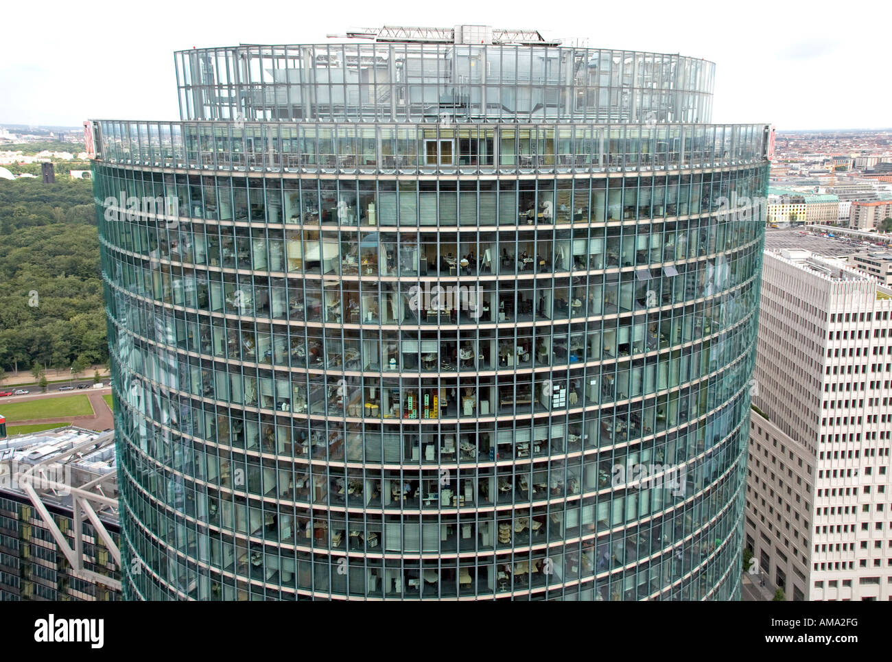Die Deutsche Bahn BD Gebäude Berlin. Der Glasbau kann Zuschauer, die viele Hunderte von Menschen bei der Arbeit zu sehen Stockfoto