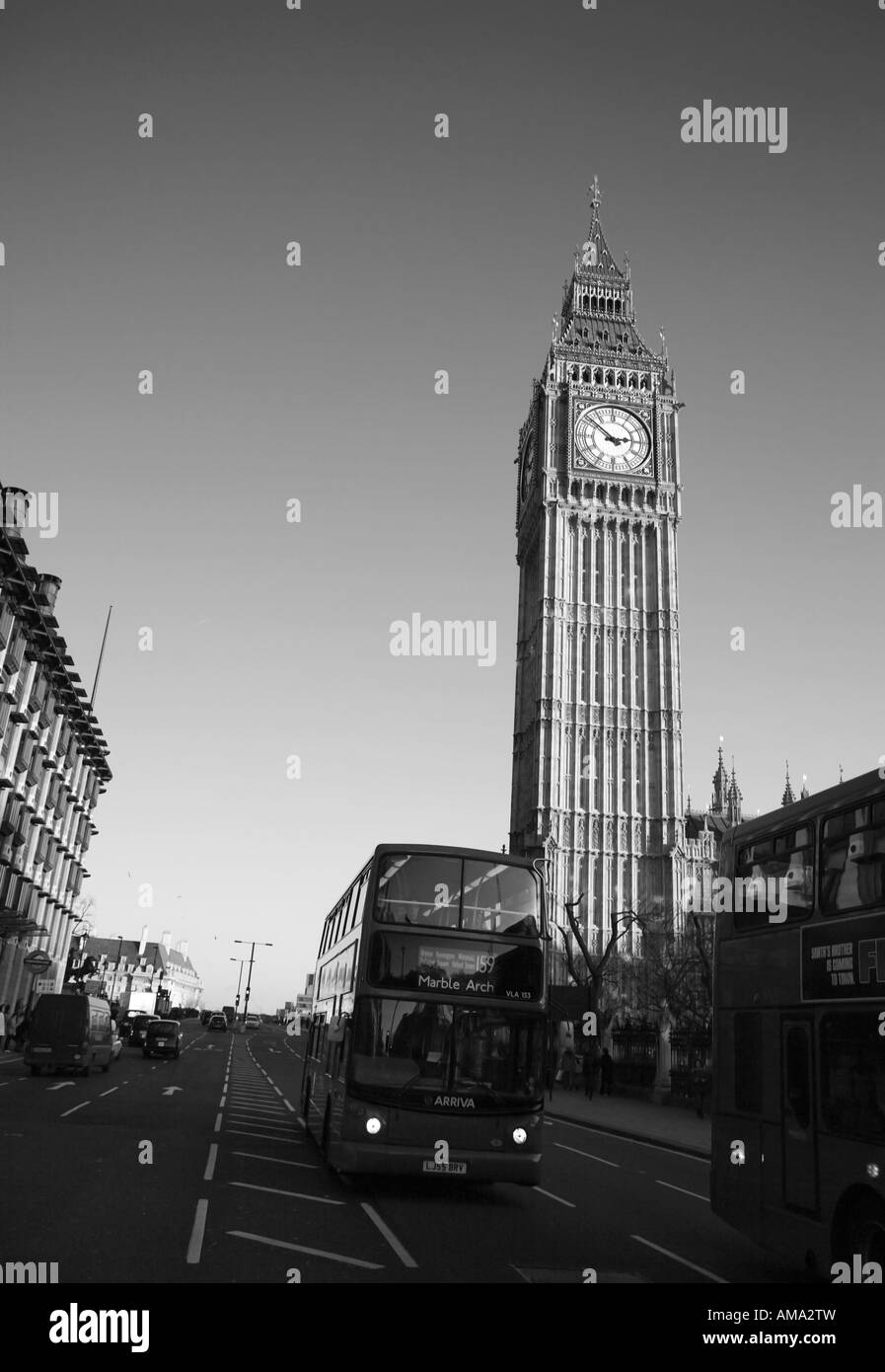 Busse von Big Ben und London England UK Stockfoto