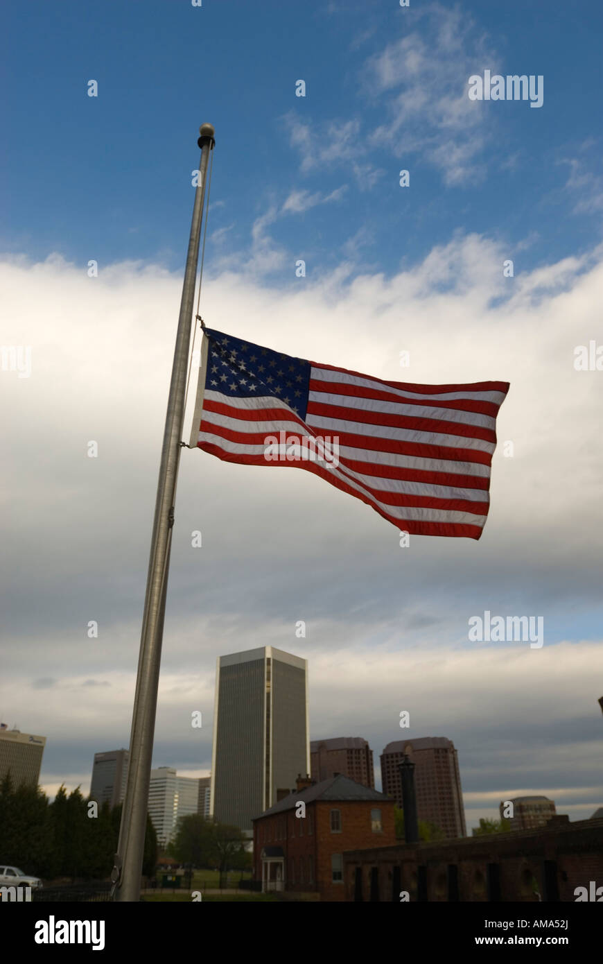 Eine amerikanische Flagge, die Hälfte Mitarbeiter in Richmond, Virginia. Stockfoto